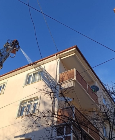 Mangal yakmak isterken çatıyı ateşe verdi