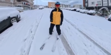 Bursa’da işe kayakla gitti