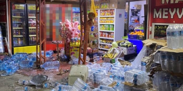 Arnavutköy’de kontrolden çıkan minibüs markete daldı: Olası facia ucuz atlatıldı