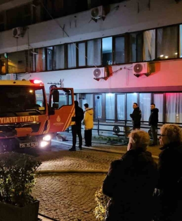 Beyoğlu’nda otelde çıkan yangında mahsur kalan 3 kişi ve bir köpek kurtarıldı