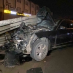 Otomobil bariyere saplandı: Sürücü yara almadan kurtuldu