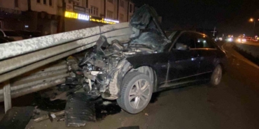 Otomobil bariyere saplandı: Sürücü yara almadan kurtuldu