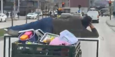 Motosikletin arkasında yatarak tehlikeli yolculuk