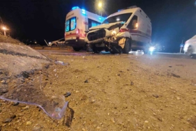 Hasta taşıyan ambulans ile otomobil çarpıştı: 1 yaralı