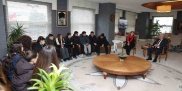 Çocuklar el emeklerini Başkan Şadi Özdemir’e hediye etti