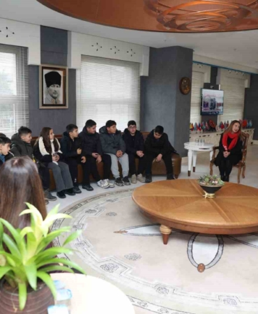 Çocuklar el emeklerini Başkan Şadi Özdemir’e hediye etti