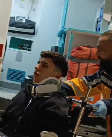 Bursa’da direksiyon hakimiyetini kaybeden sürücü direğe çarptı