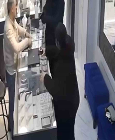 Bursa’da kamera şakası gibi soygun girişimi kamerada