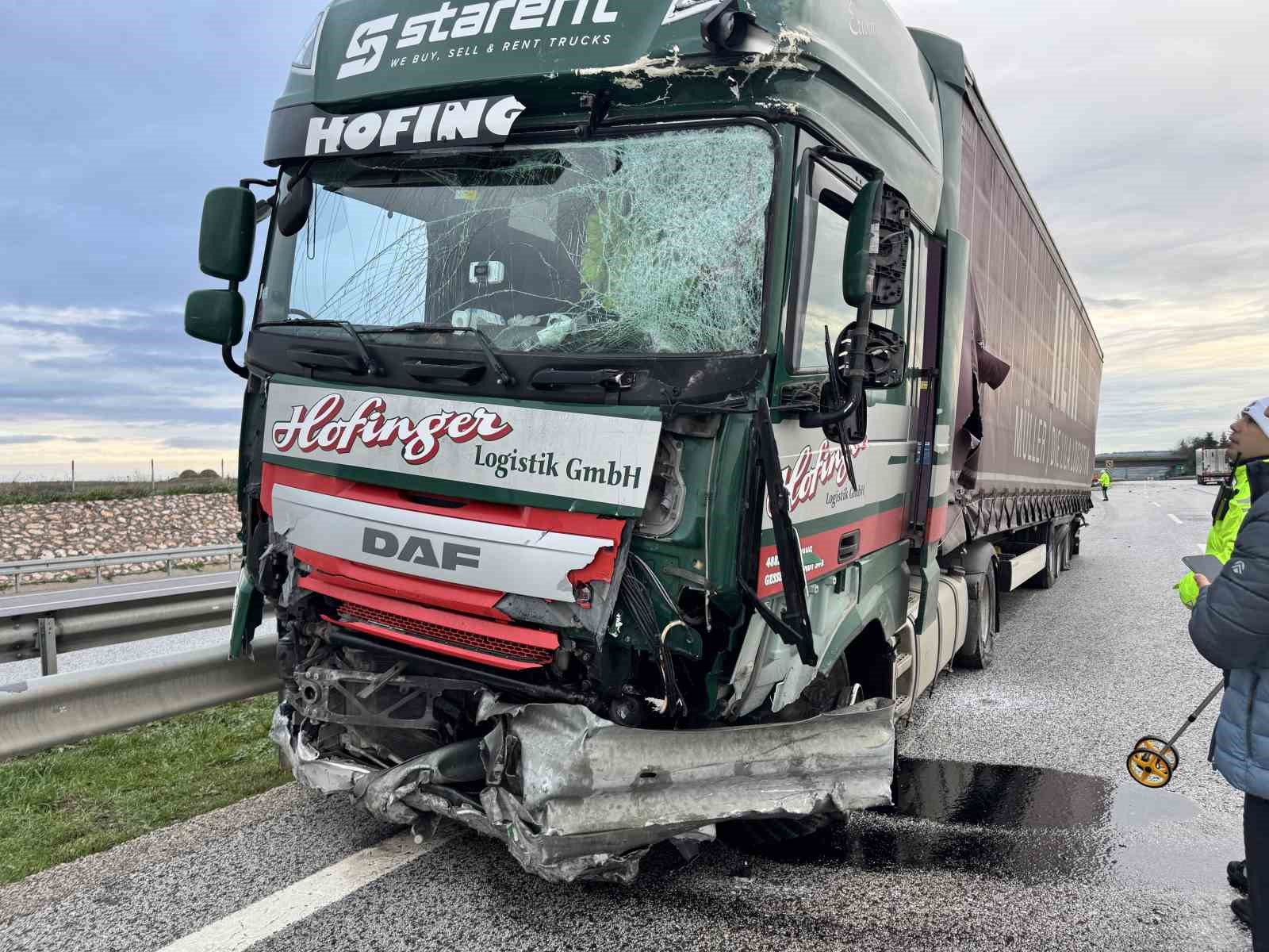 Tır bariyerleri kağıt gibi ezdi