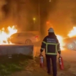 Park halindeki araç alev alev yandı: 2 otomobil zarar gördü