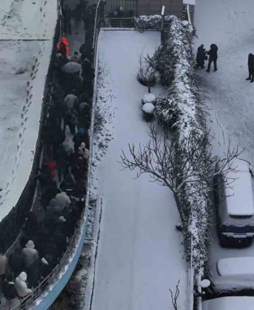 Karlı kaplı yollarda yürüyen vatandaşların karla imtihahı