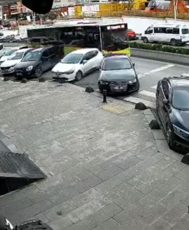 Esenler’de İETT otobüsü park halindeki araçlara çarptı