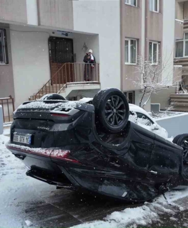 Ümraniye’de kontrolden çıkan otomobil takla attı: 3 yaralı
