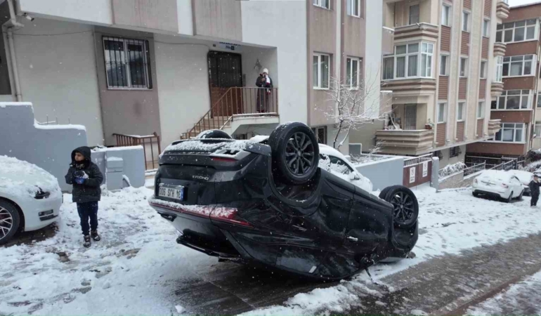 Ümraniye’de kontrolden çıkan otomobil takla attı: 3 yaralı