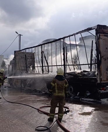 İnegöl’de park halindeki sünger ve mobilya yüklü tır dorseleri alev alev yandı