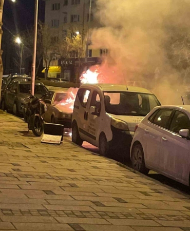 Bilecik’te park halindeki otomobil alev alev yandı