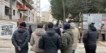 Kadıköy’de maaşlarını alamadıklarını iddia eden inşaat işçileri vinç kulesine çıktı