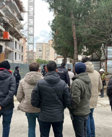 Kadıköy’de maaşlarını alamadıklarını iddia eden inşaat işçileri vinç kulesine çıktı