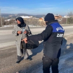 Zabıtadan kaçan kadın dilenci erkekler tuvaletine saklandı