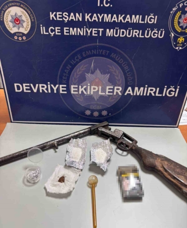 Keşan’da polisin arama yaptığı araçta uyuşturucu ve ruhsatsız tüfek ele geçirildi