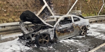 Fatih’te otomobil yol ortasında alevlere teslim oldu