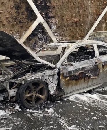 Fatih’te otomobil yol ortasında alevlere teslim oldu