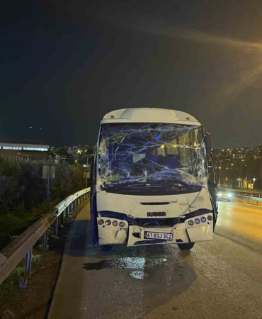 Kocaeli’de servis minibüsü tıra çarptı: 6 yaralı