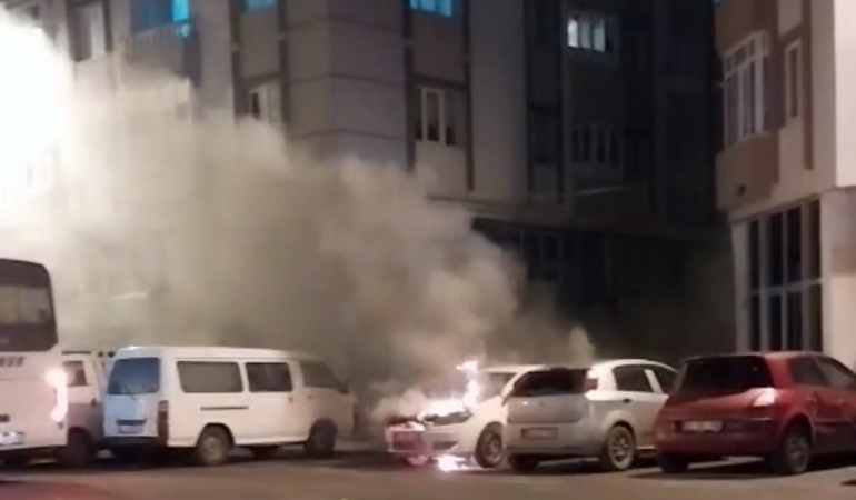 Çorlu’da park halindeki otomobile alev alev yandı