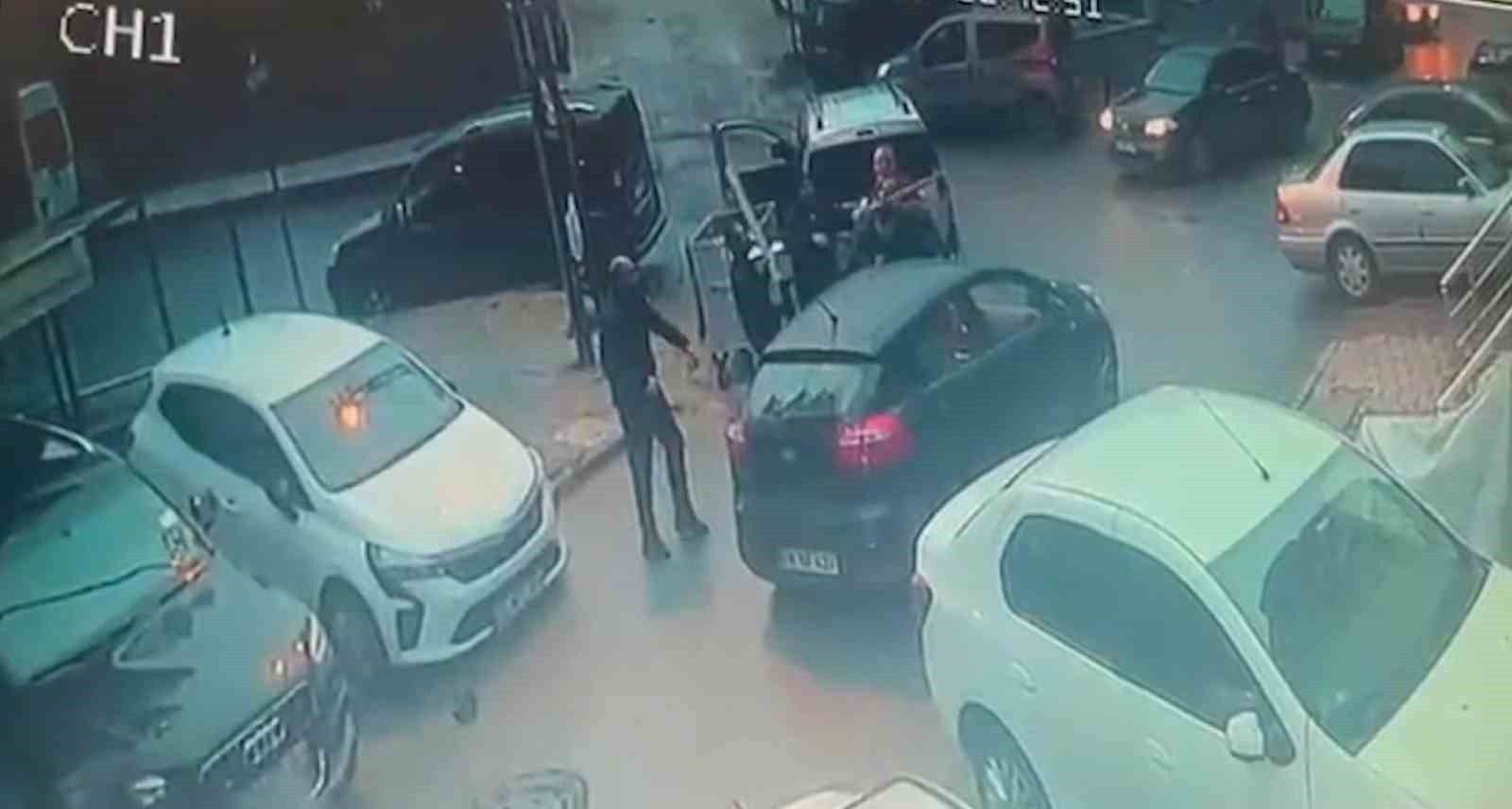 Çekmeköy’de kapı önü motor parkı kavgası: Keser ve sopayla darp anları kamerada