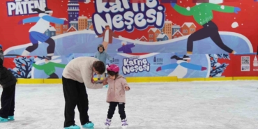 Beyoğlu’nda çocuklara karne hediyesi ücretsiz buz pisti
