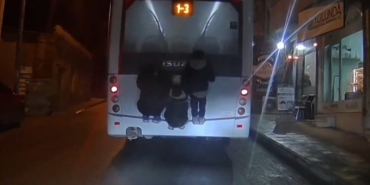 Otobüsün arkasında ölümle dans