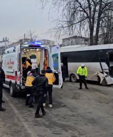 İşçi servisleri çarpıştı: 19 yaralı