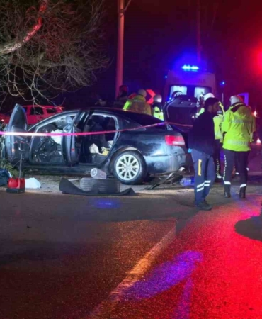 Kontrolden çıkan araç ağaca çarptı: 2 ölü, 2 yaralı