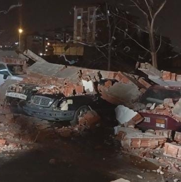 Bursa’da lodos duvarı devirdi, altında kalan 10 araç hasar gördü