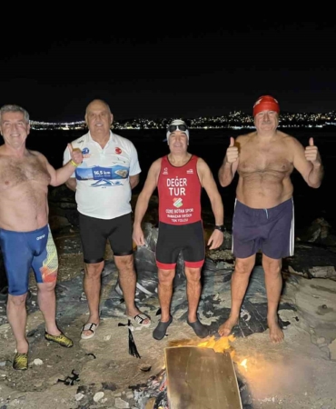 İstanbul Boğazı’nda buz gibi suda yüzerek 2026’yı karşıladılar