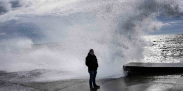 İstanbul’da lodos etkili oldu, dev dalgalar sahili kapladı