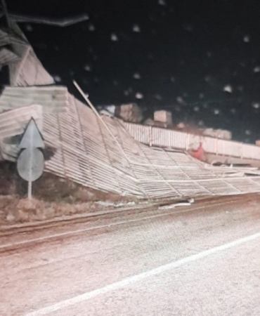 Bilecik’te fırtına fabrikanın çatısını uçurdu