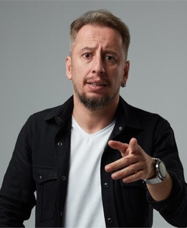 Komedyen Cem İşçiler "Açık Konuşuyorum" ile Türkiye turnesine çıkıyor