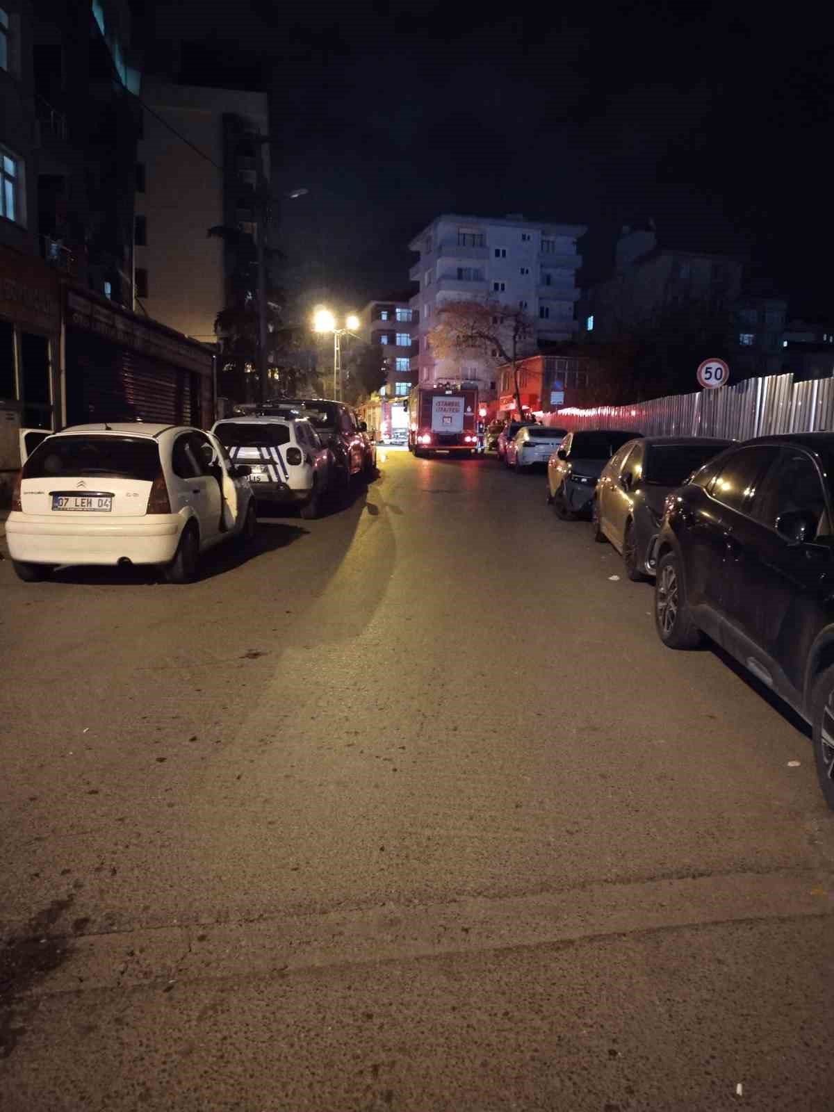 Kartal’da 5 katlı binanın çatısında yangın