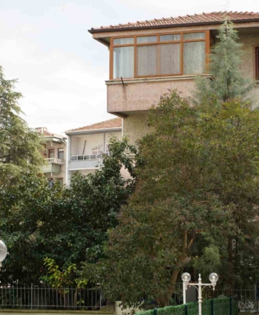 Şiddetli rüzgar hayatı olumsuz etkiledi, bazı ağaçlar devrildi