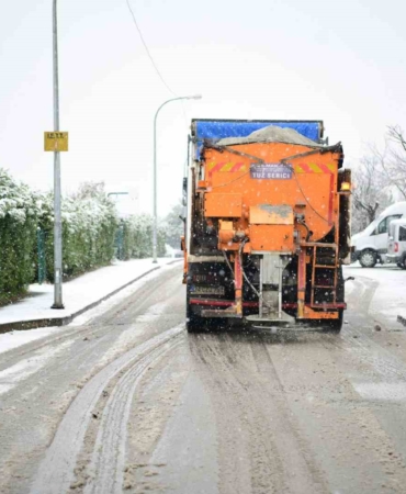 Çayırova’da karla mücadele sürüyor