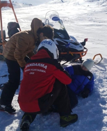 Uludağ’da mahsur kalan vatandaşlara JAK timi müdahale etti