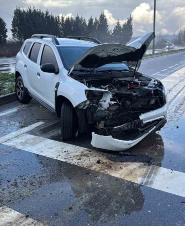 Otomobil yoldan çıkarak tabelaya çarptı: 8 kişi kazayı yara almadan atlattı