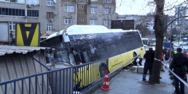 Esenler’de İETT Otobüsünün direksiyon hakimiyetini kaybetmesi sonucu otoparka daldı. Olay yerine çok sayıda ekip sevk edildi.