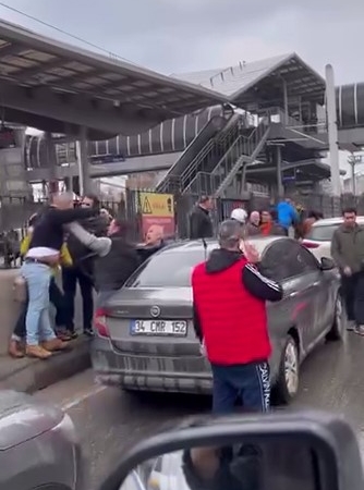 Kaza sonrası sürücüler birbirine girdi