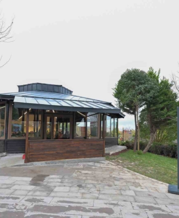 Bu kıraathanede çay 5 lira, muhabbet sınırsız