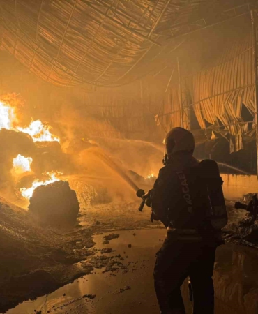 Kocaeli’de atık naylon deposunda yangın