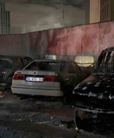 Sarıyer’de park halindeki 5 araç şüpheli bir şekilde alevlere teslim oldu