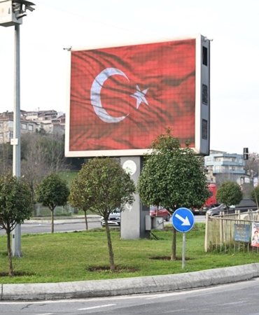 Hain provokasyona karşı Gaziosmanpaşa’da ekranlar Türk bayraklarıyla donatıldı