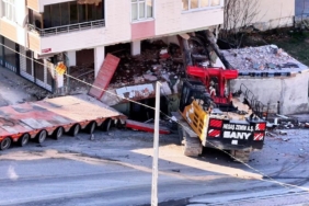 Başakşehir’de tırdan kopan vinç, 2 araca ve bir binaya çarptı
